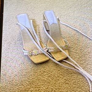 Schutz Hina Elegant Sandals with Daisy Accents Size 9.5
